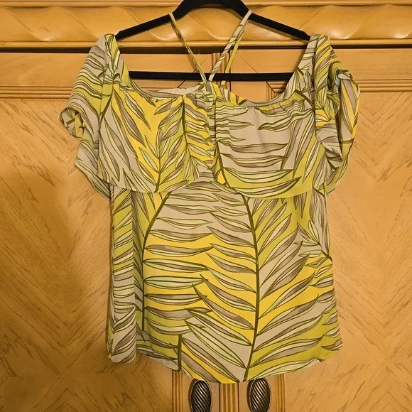 Apt. 9 Tropical print halter style cold shoulder top - Picture 3 of 8